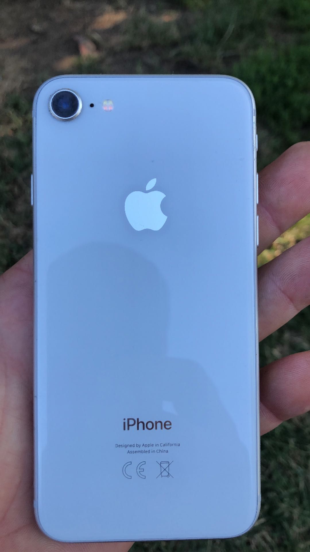 Продавам iPhone 8 64GB