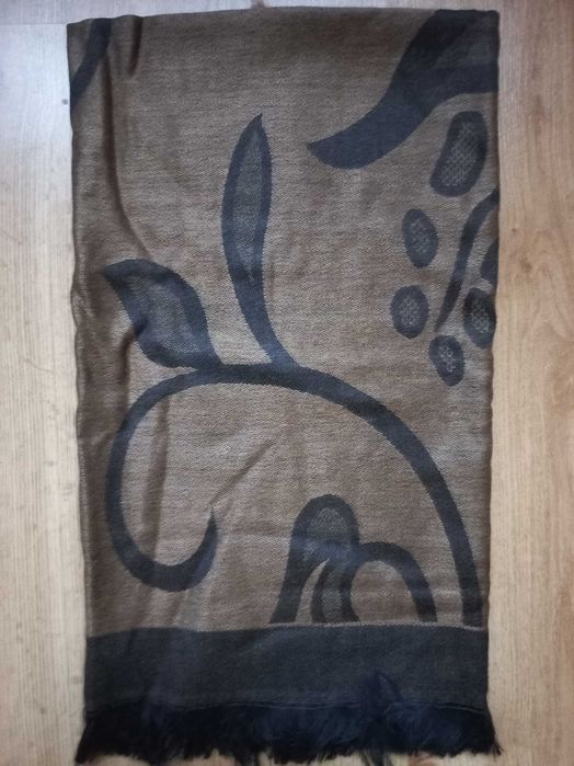 Квадратен шал в златисто и черно