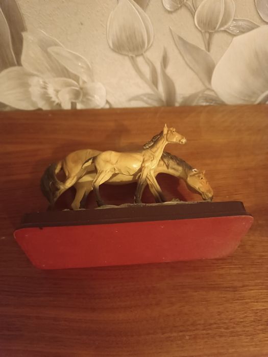 Статуэтка лошадь с жеребенком.