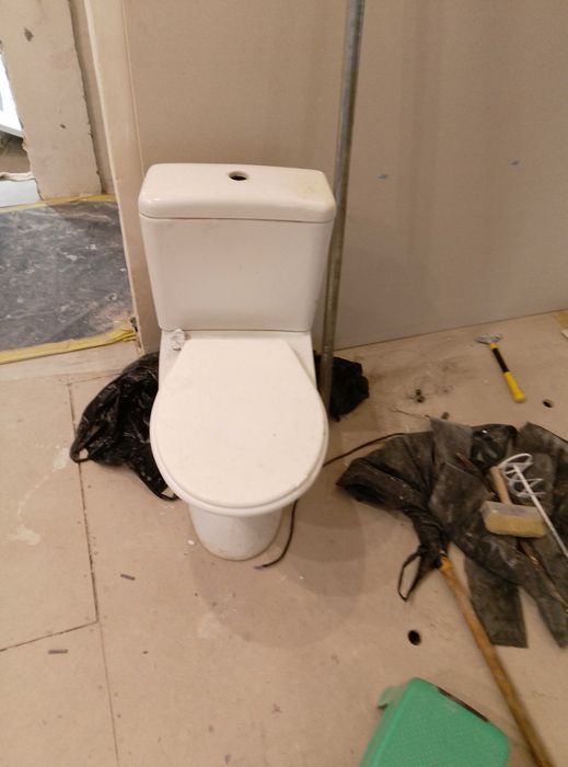 Продается ванна 120*120, унитаз, смеситель, полотенцесушитель