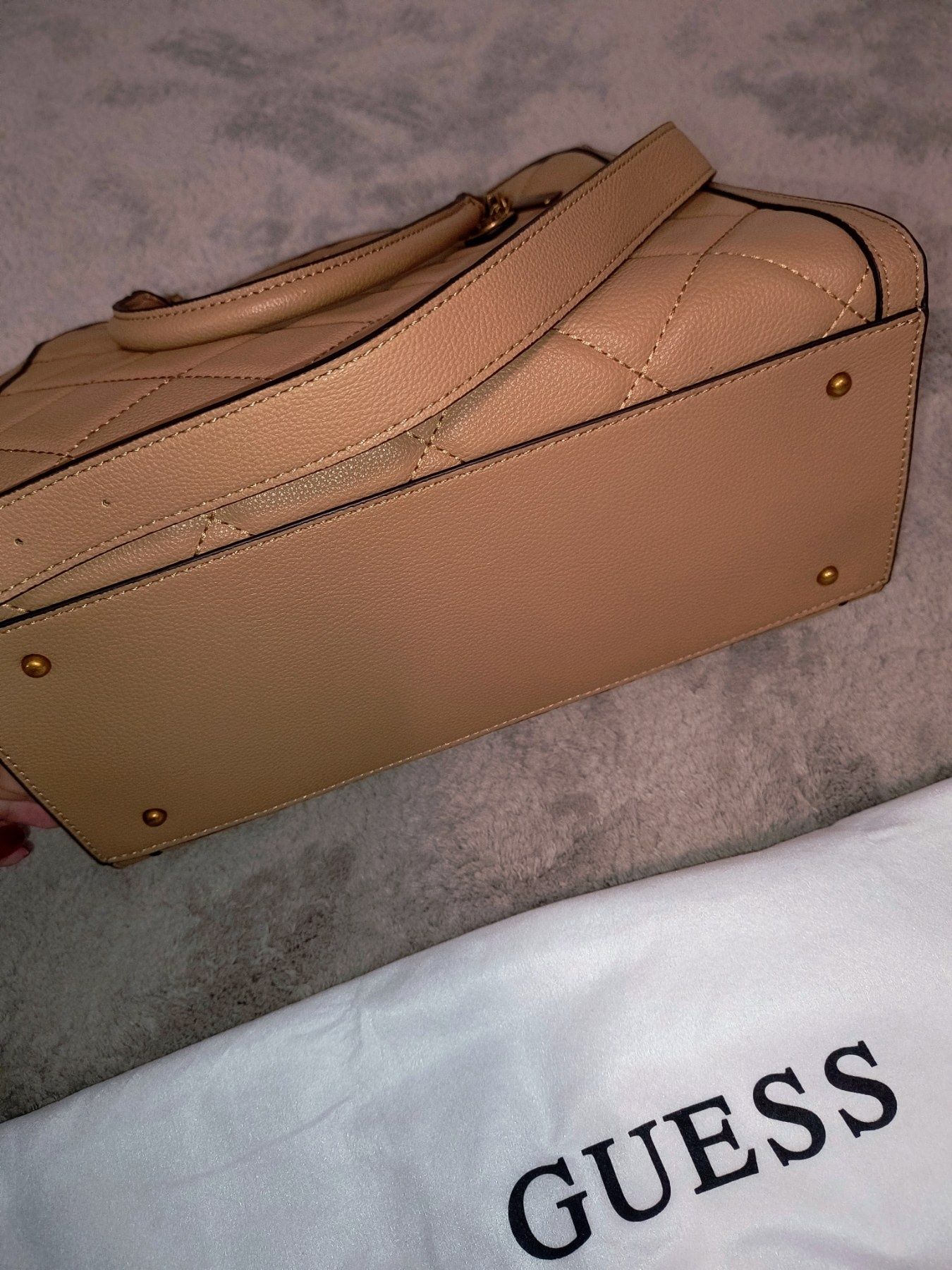 Оригинална чанта на Guess в бежов цвят