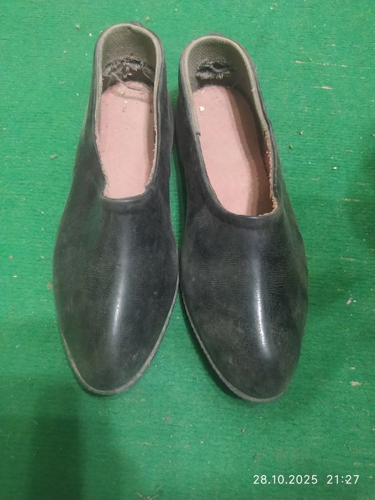 Продам подростковые галоши.