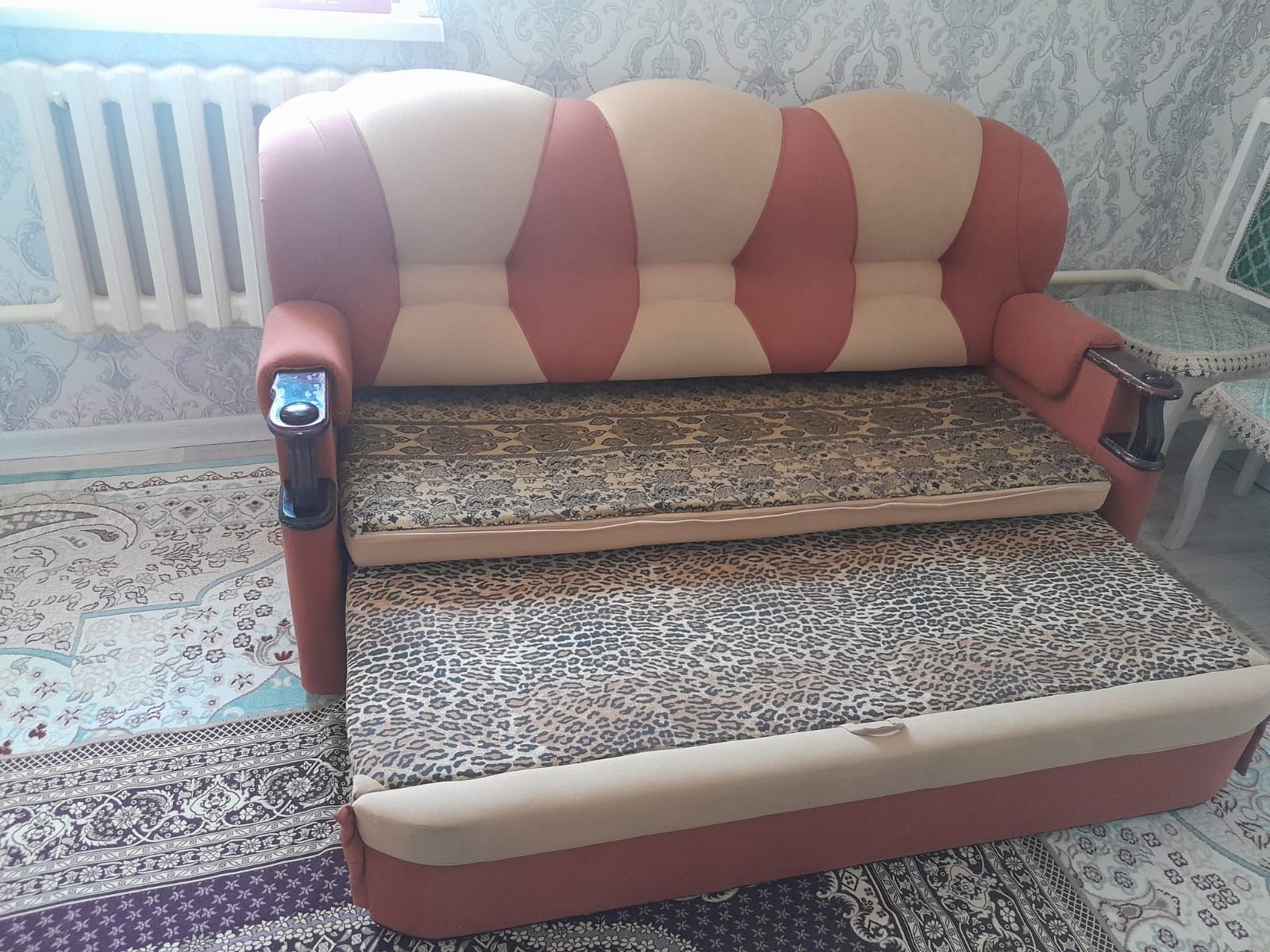 Продам диван  хорошем состояниее