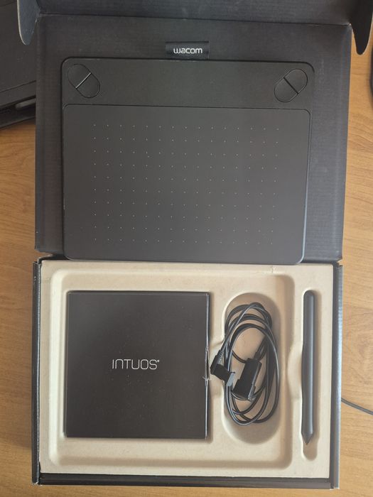Vând tabletă grafică Wacom Intuos Pen & Touch
