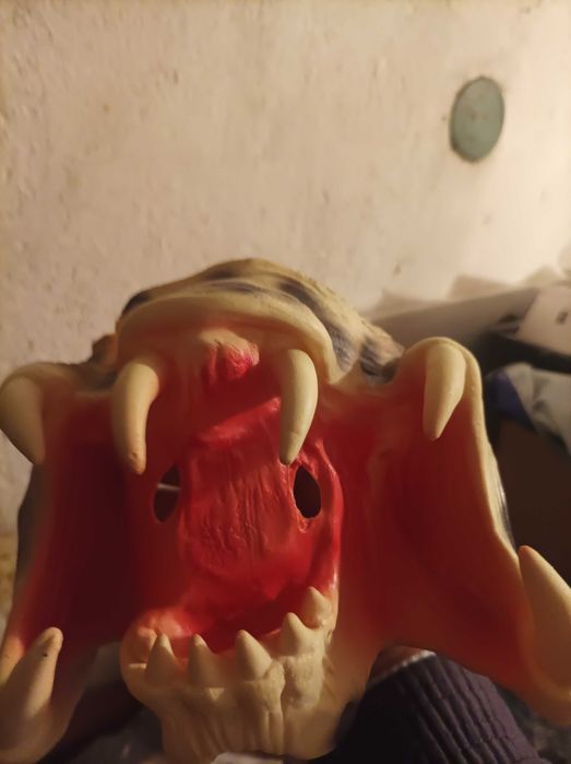 Латексова маска хищникът