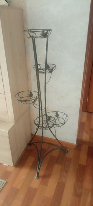 Напольная подставка под цветы