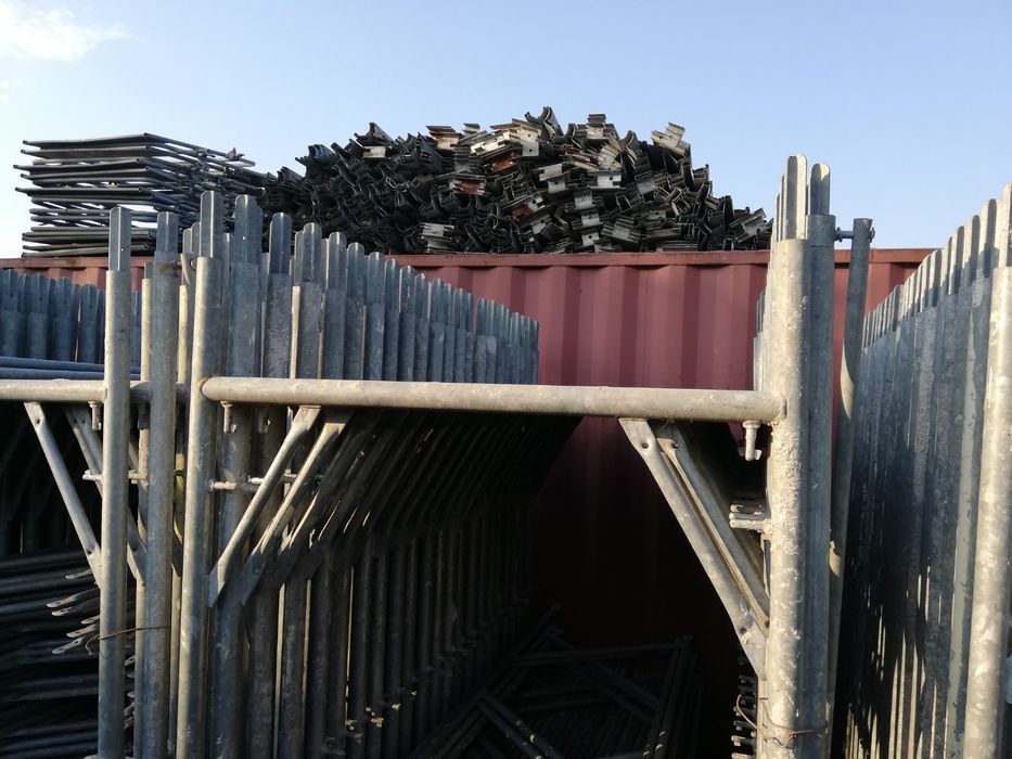 Schela și popi metalici de inchiriat