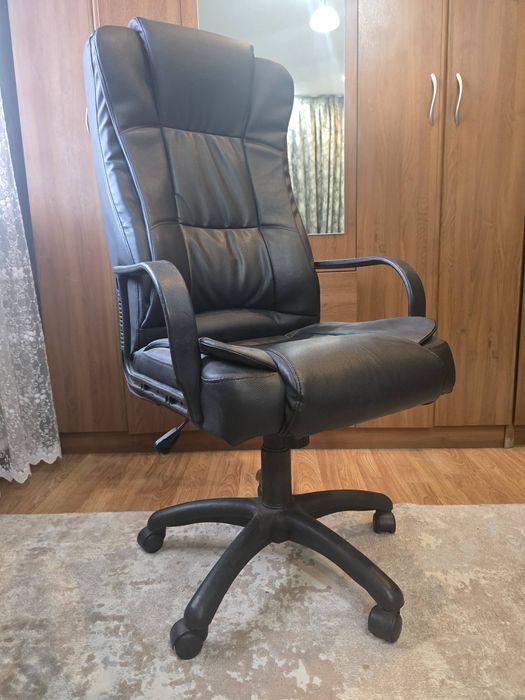 Офисное кресло в хорошем состоянии