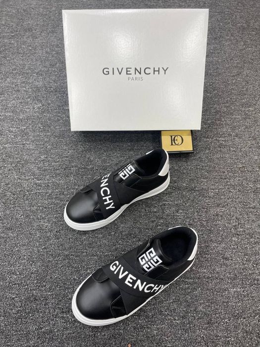 Adidasi giwenchy