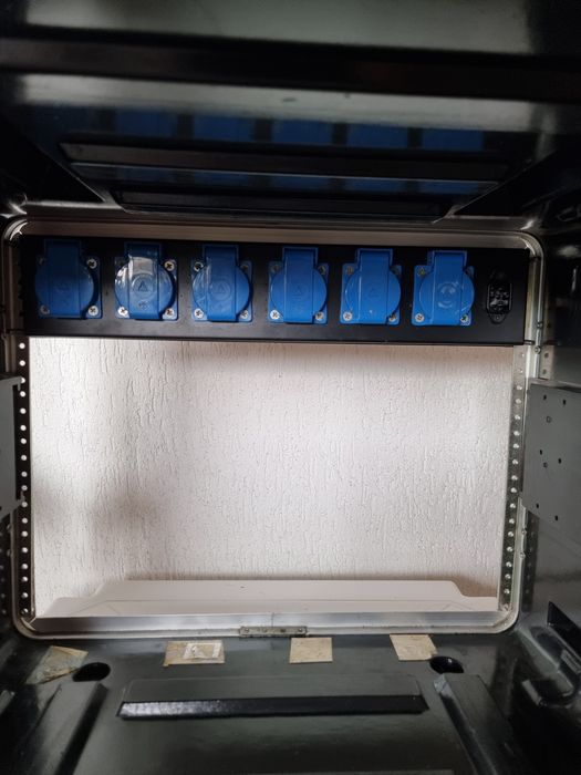 Rack case 8 u cu priza Python pe el 750 de lei