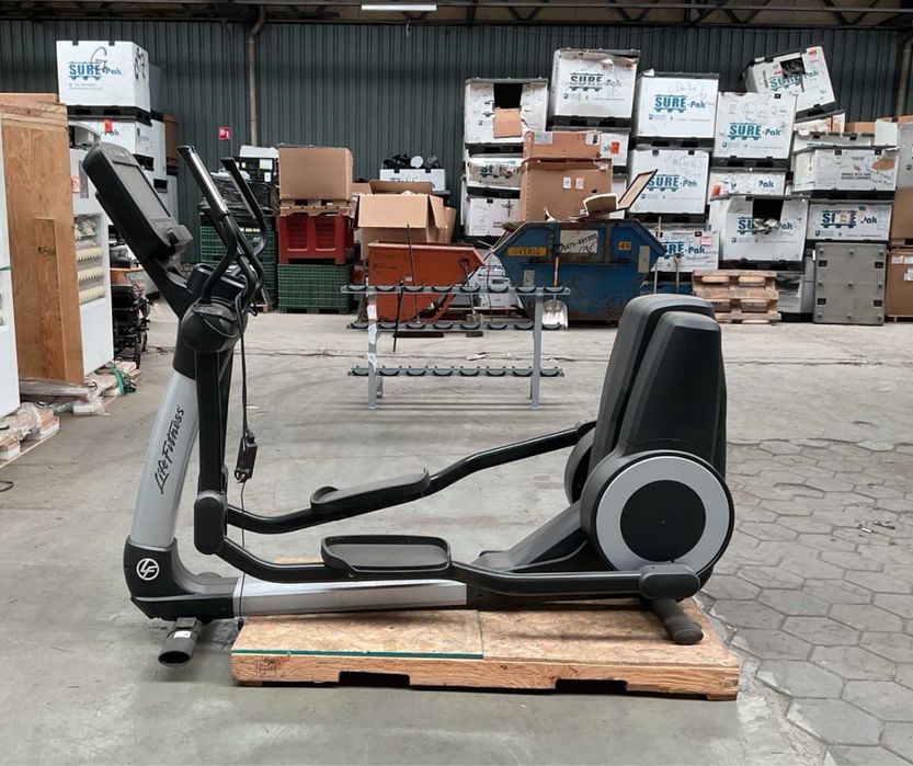 Bicicleta Eliptica Life  Fitness 95x SE3 HD , de ultima generatie