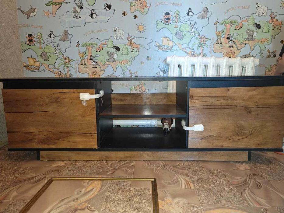 Тумба шкаф под телевизор в хорошем состоянии 150×42×47