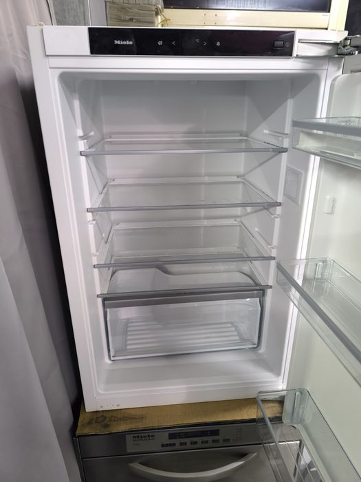 Хладилник Miele K7103D за вграждане.