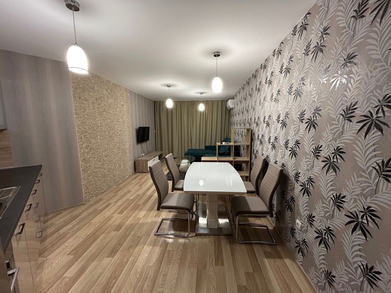 Дава се под наем Двустаен апартамент в Бургас, Център - 70 кв.м за 510 € - Снимка #3