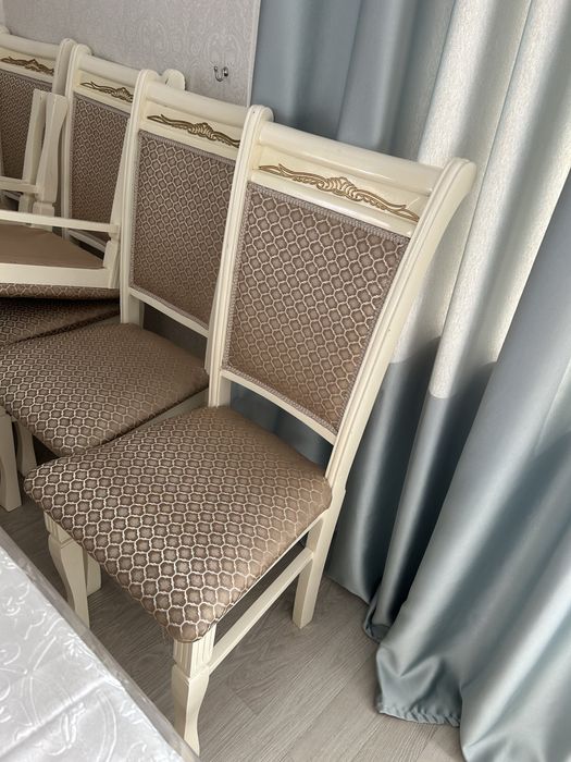 Продается 4 м стол и 20 стульев