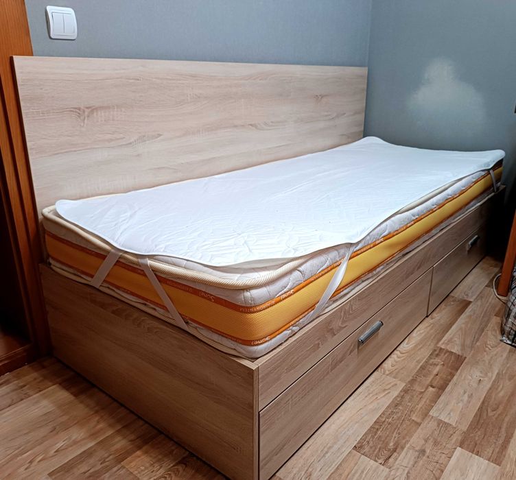 Кровать односпальная с ортопедическим матрасом. В отличном состоянии.