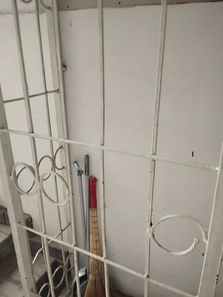 Продам решетку на входную группу