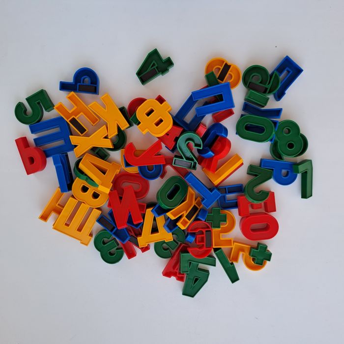 Буквы и числа, знаки препинания на магнетике. игры