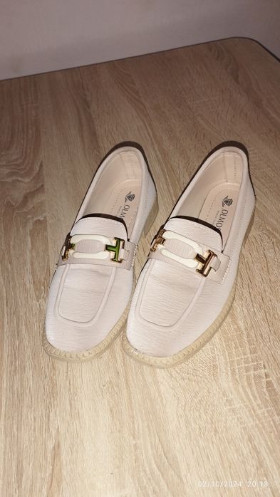 Tufli materialiga gap yoq hozirgi yumshoq artsa ketadigan yaltiredigan