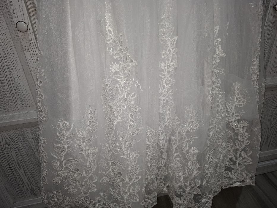 Vând rochie de mireasa+ crinolina 3 cercuri