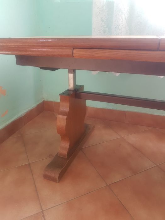 Vând masă din lemn masiv