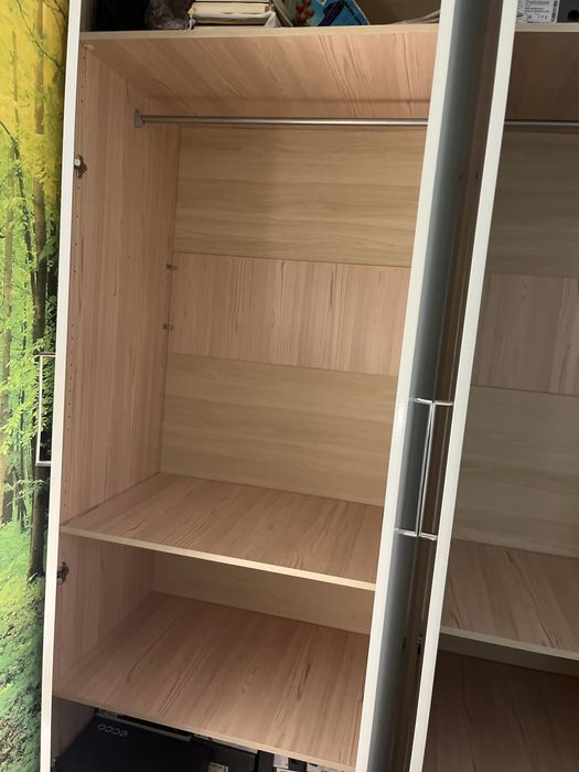 Срочно. Продается 4-дверный шкаф в отличном состоянии