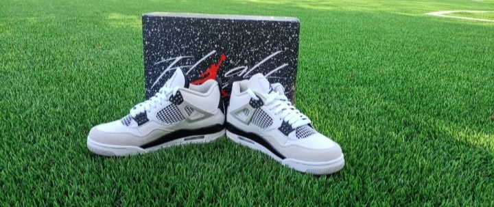 Jordan 4 Military Black adidasii sunt noi