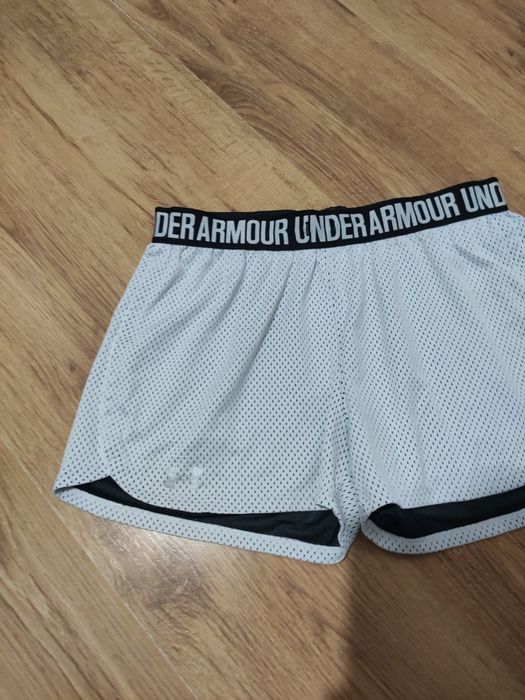 Pantaloni scurți de damă Under Armour mărimea S/M
