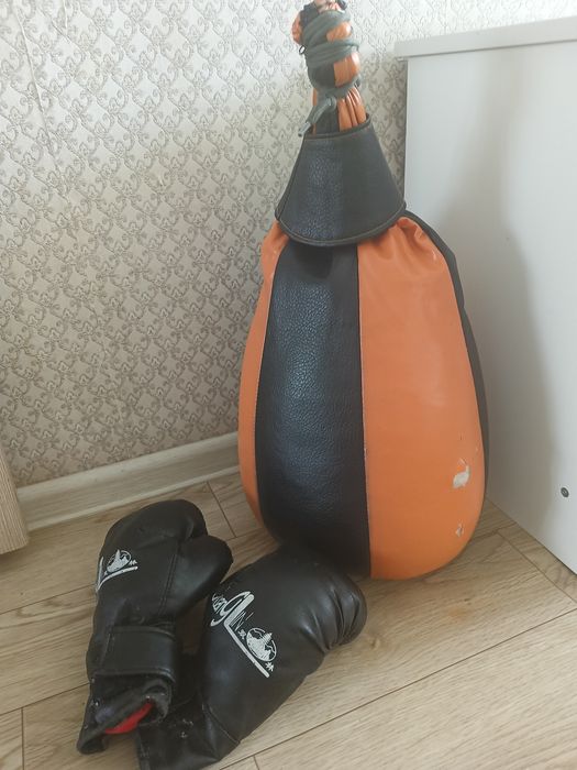 Продам боксерскую грушу с перчатками