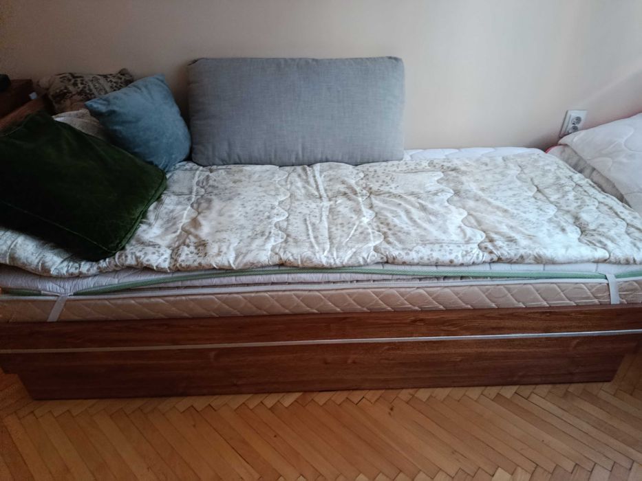 Продавам две легла
