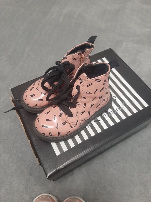 Обувки за момиче 21 и 23 номер