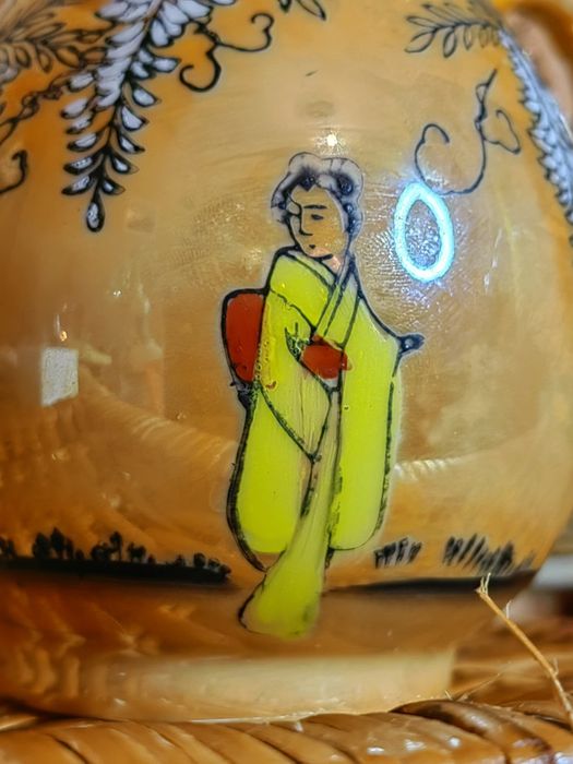 Ръчно рисувана латиера с гейша