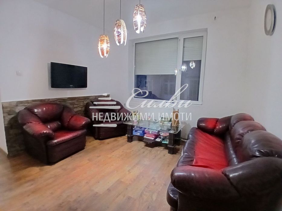 Етаж от ТУХЛЕНА къща с двор - кв. Център!