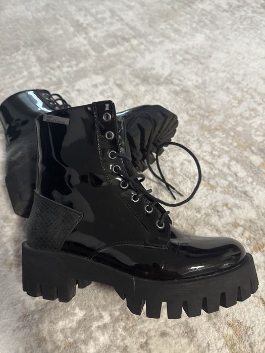 Ghete John Galliano, 37