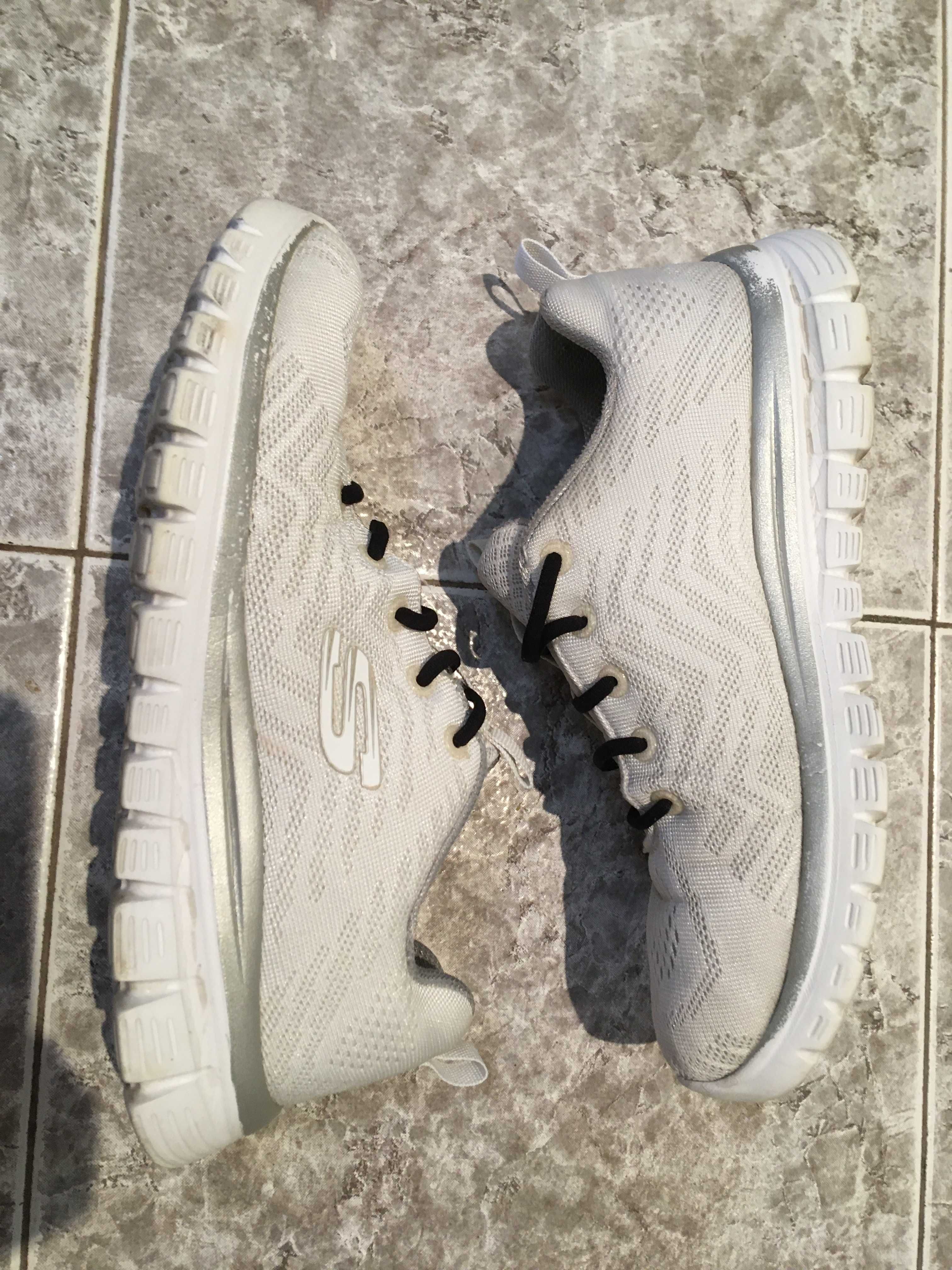 Бели маратонки Skechers с черни ластични връзки 37 номер