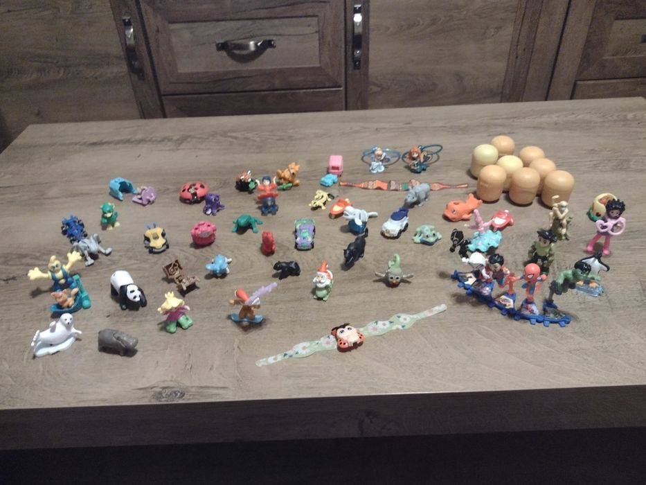 Киндер фигурки сглобени и не отворени +две гривнички около 66 броя.