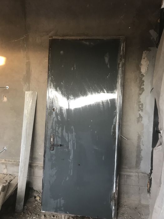 дверь перед входом в дом