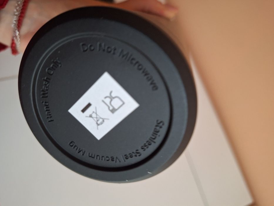 Чисто нов черен термос