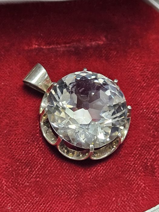 Сребърна Висулка с голям топаз.