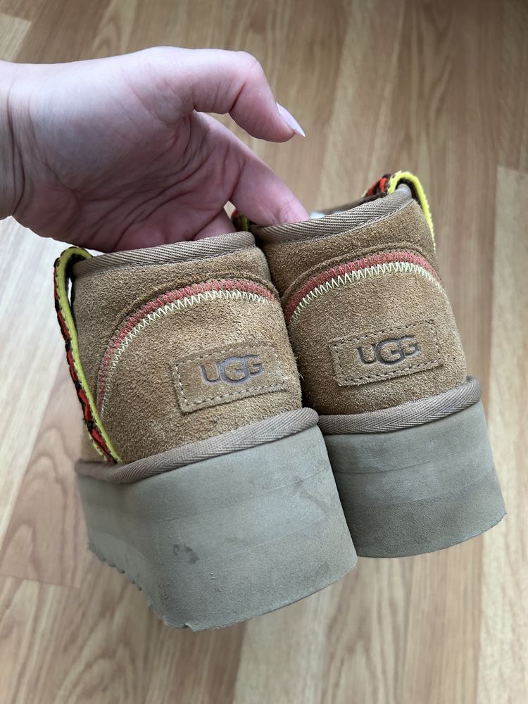 Vând Ugg classic mini platform