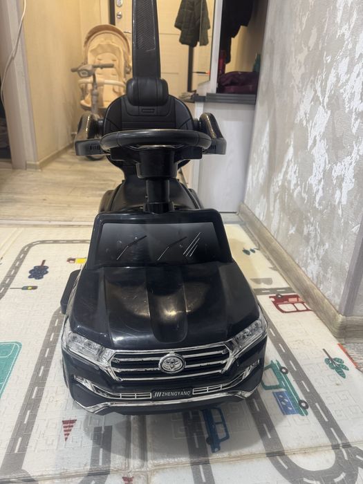 Машинка-каталка  детская