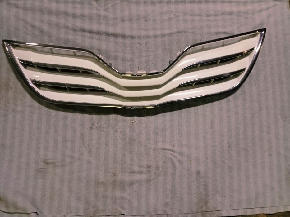 Продам решетку переднего бампера на Тойота Камри 45