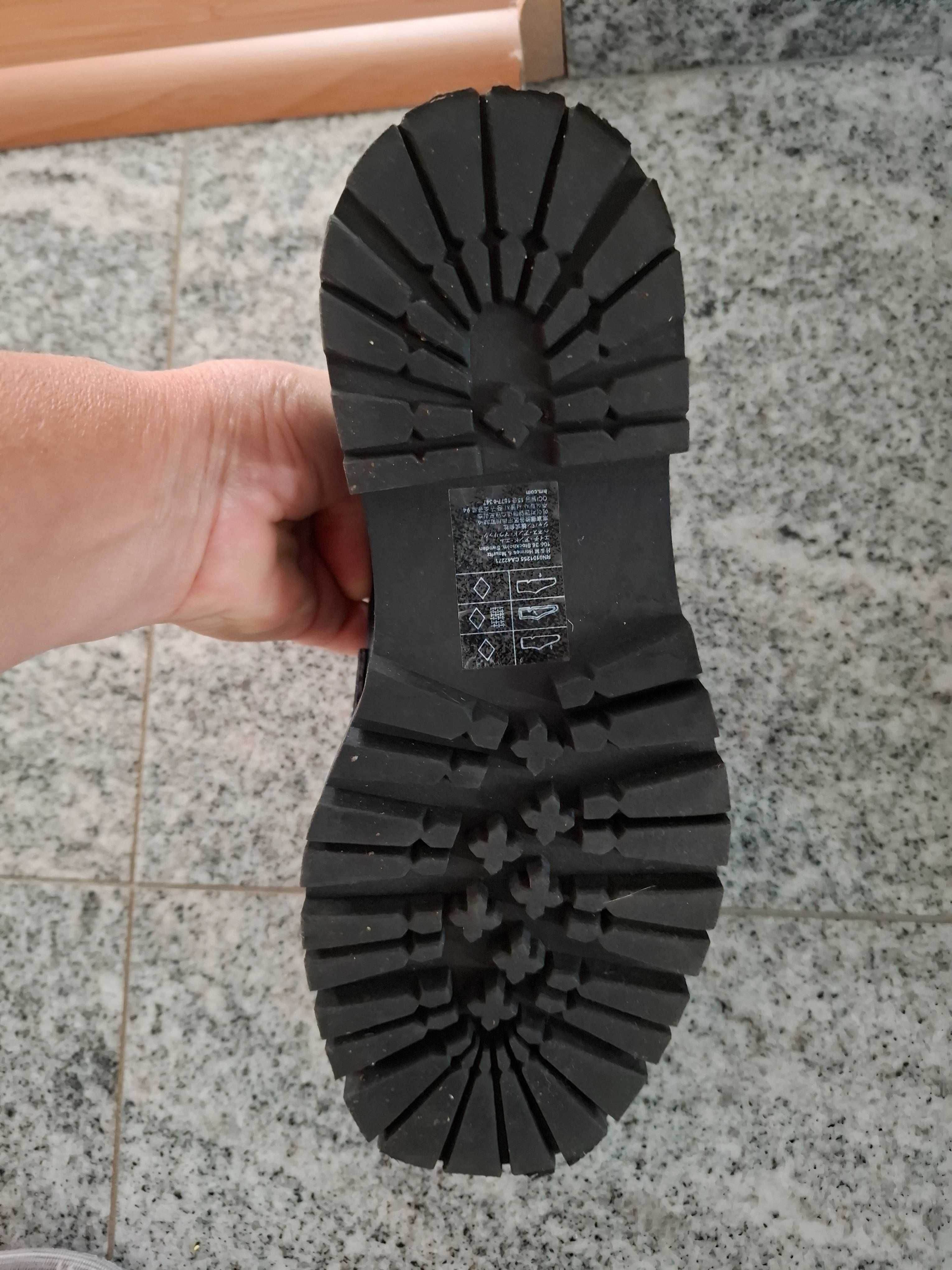 Vând pantofi de damă.