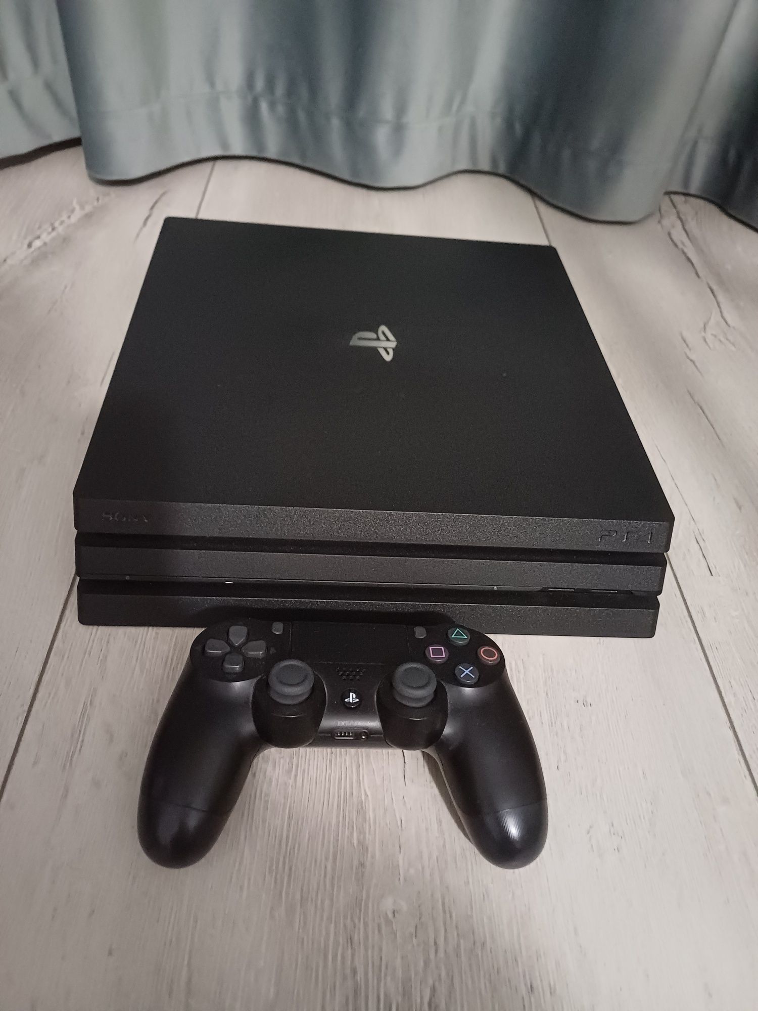 Vand ps4 Pro cu o consola