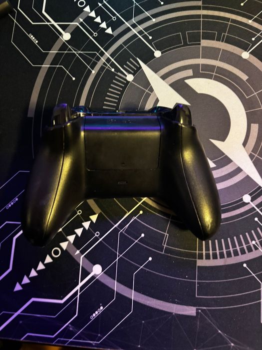 Xbox one x 1tb spațiu  2 controlere fără fir