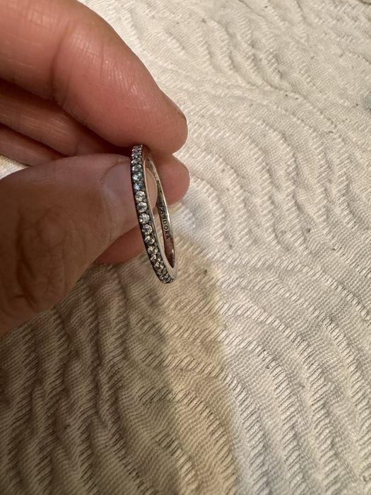 Подарили, но размер не подошло. размер 19    кольцо-3000тг каробка-500