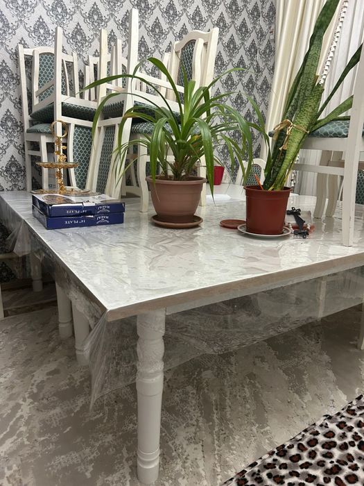 Стол с стульями и стенка