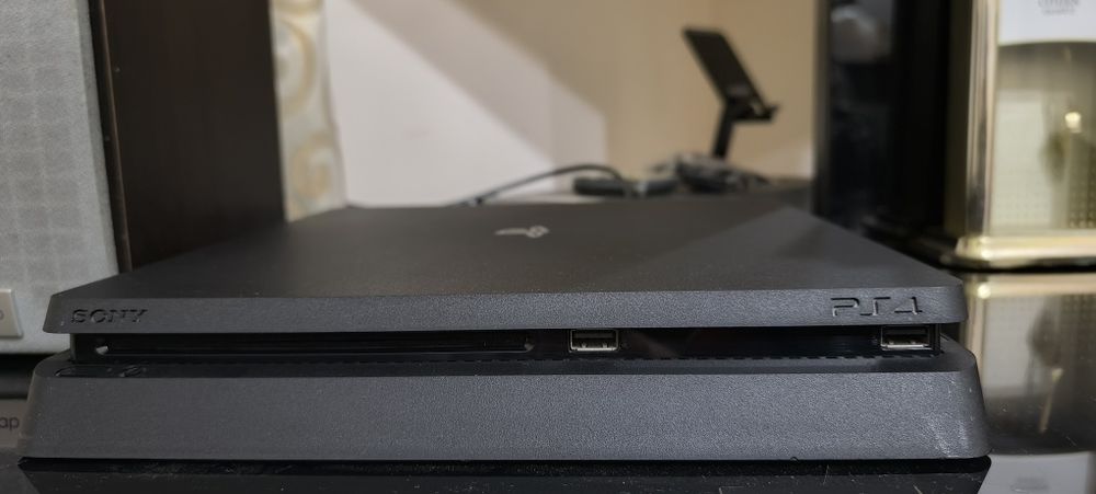 Срочно продаётся PlayStation 4 slim 500gb в отличном сост, прошитая!