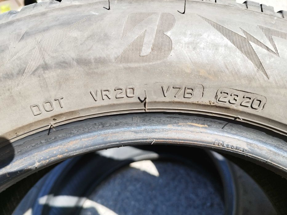 Продавам 2бр. зимни Bridgestone 205/60/16 DOT2320 RUNFLAT 60лв. двете