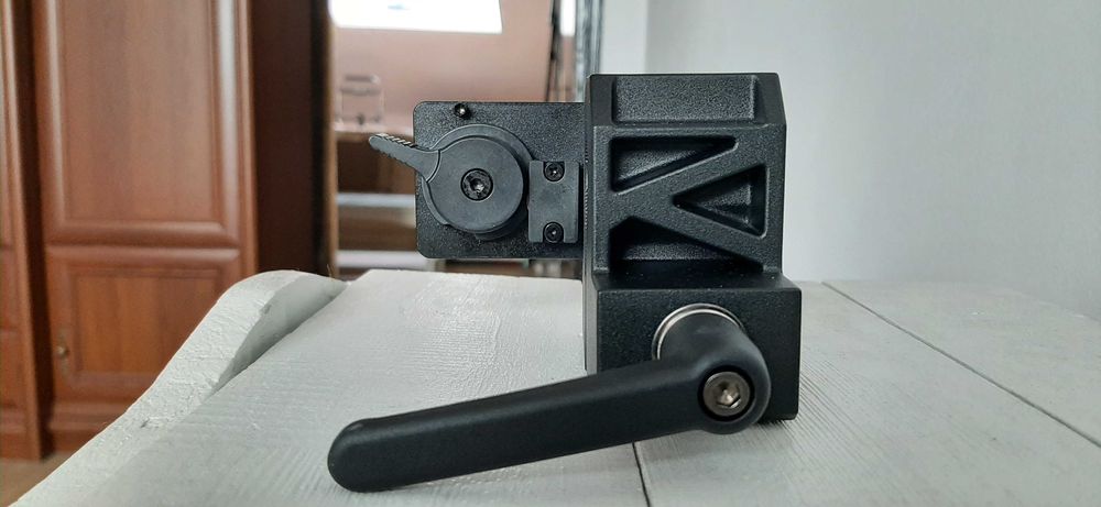 Clamp with Quick-Release Plates for V-Mount